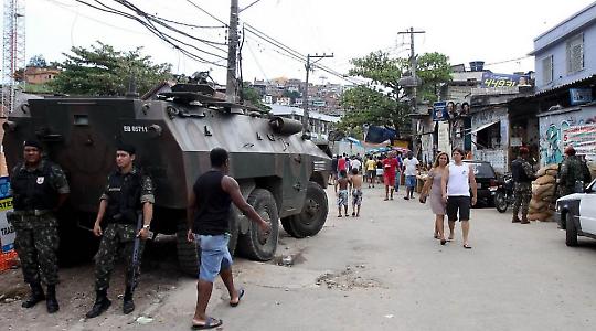 Auch nach dem Einsatz bleibt das Militär in der Favela präsent <br/>Foto von Arlos Trinidade