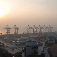 Shanghai Containerhafen <br/>Foto von Bert van Dijk